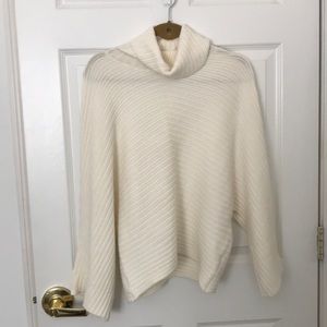 Wide-sleeved turtleneck
